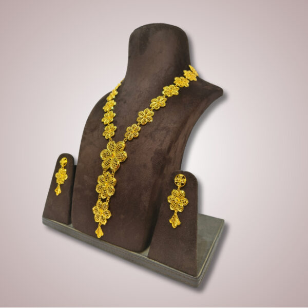 Gulbahaar Haar Set With Matching Earrings - Image 2